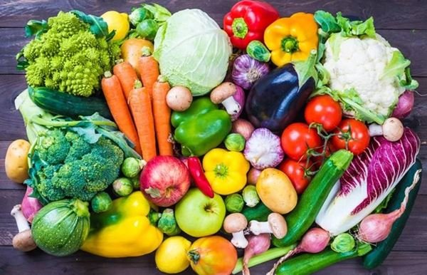 Na imagem colorida, frutas e legumes estão centralizados