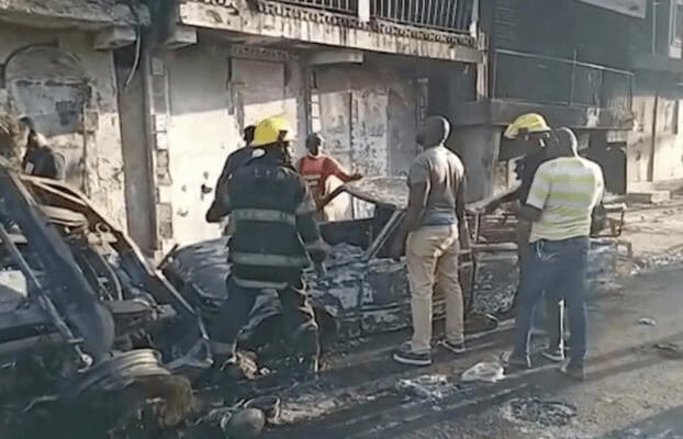 Pessoas no local da explosão, no Cabo Haitiano
