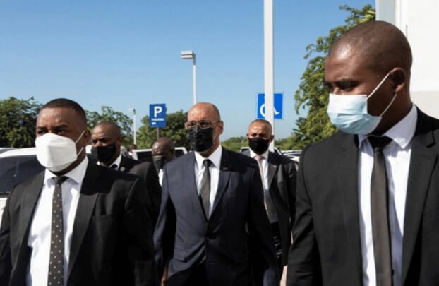 O primeiro ministro Ariel Henry chega ao aeroporto após saber da explosão