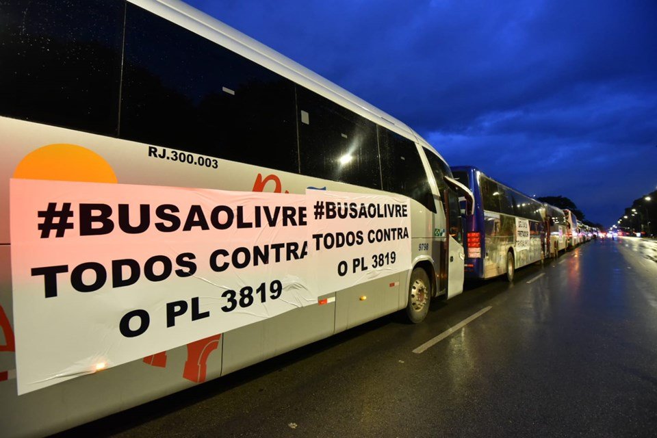 Cerca de 200 ônibus ligados à associação de fretadores tomam a Esplanada dos Ministérios, em Brasília