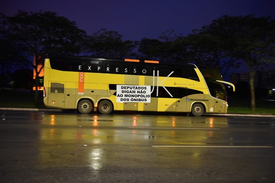 Cerca de 200 ônibus ligados à associação de fretadores tomam a Esplanada dos Ministérios, em Brasília