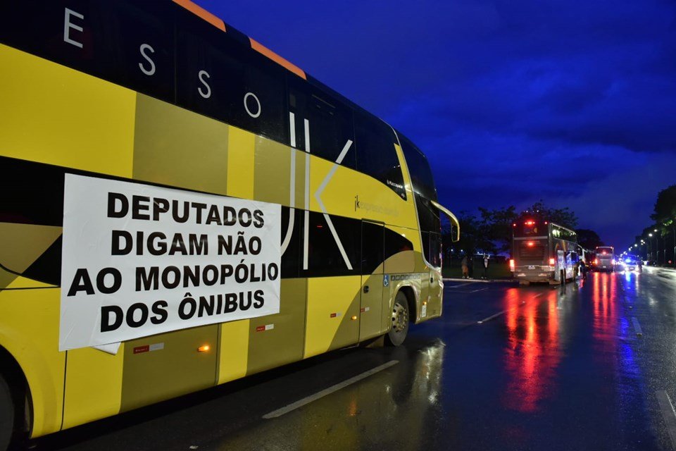 Cerca de 200 ônibus ligados à associação de fretadores tomam a Esplanada dos Ministérios, em Brasília