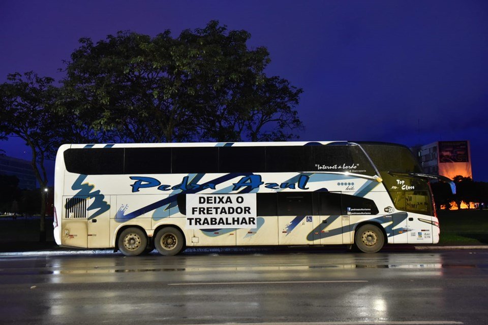 Cerca de 200 ônibus ligados à associação de fretadores tomam a Esplanada dos Ministérios, em Brasília