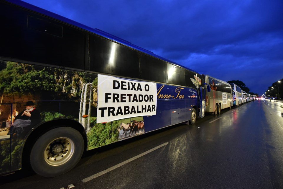 Ônibus de fretadores tomam Esplanada em protesto contra projeto no Congresso