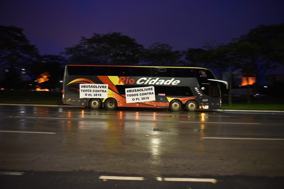 Cerca de 200 ônibus ligados à associação de fretadores tomam a Esplanada dos Ministérios, em Brasília