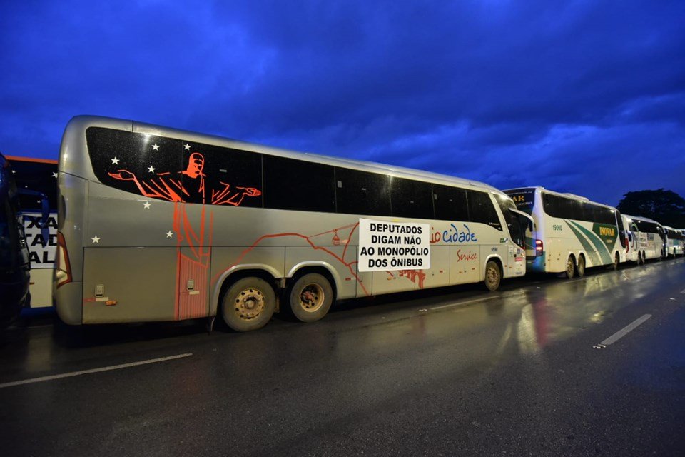 Cerca de 200 ônibus ligados à associação de fretadores tomam a Esplanada dos Ministérios, em Brasília