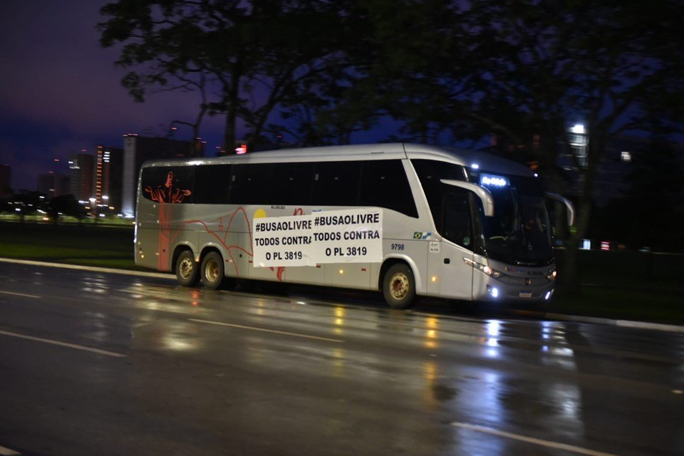 Cerca de 200 ônibus ligados à associação de fretadores tomam a Esplanada dos Ministérios, em Brasília