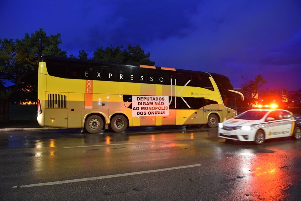 Cerca de 200 ônibus ligados à associação de fretadores tomam a Esplanada dos Ministérios, em Brasília