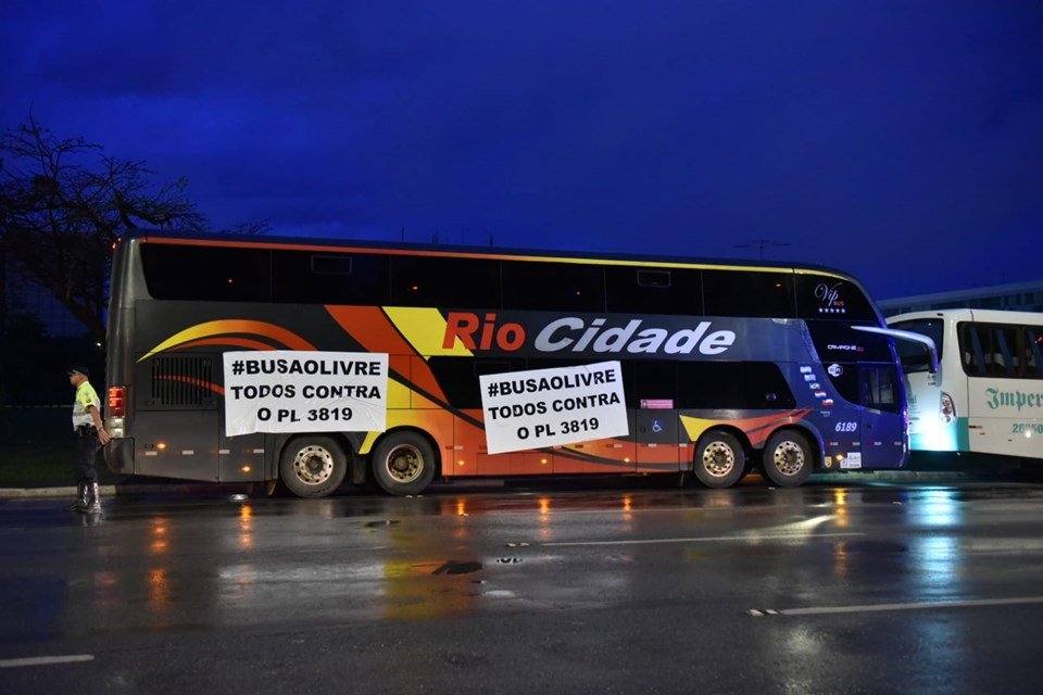 Cerca de 200 ônibus ligados à associação de fretadores tomam a Esplanada dos Ministérios, em Brasília