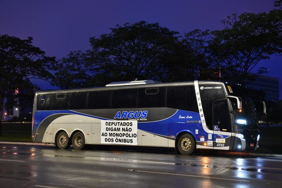 Cerca de 200 ônibus ligados à associação de fretadores tomam a Esplanada dos Ministérios, em Brasília