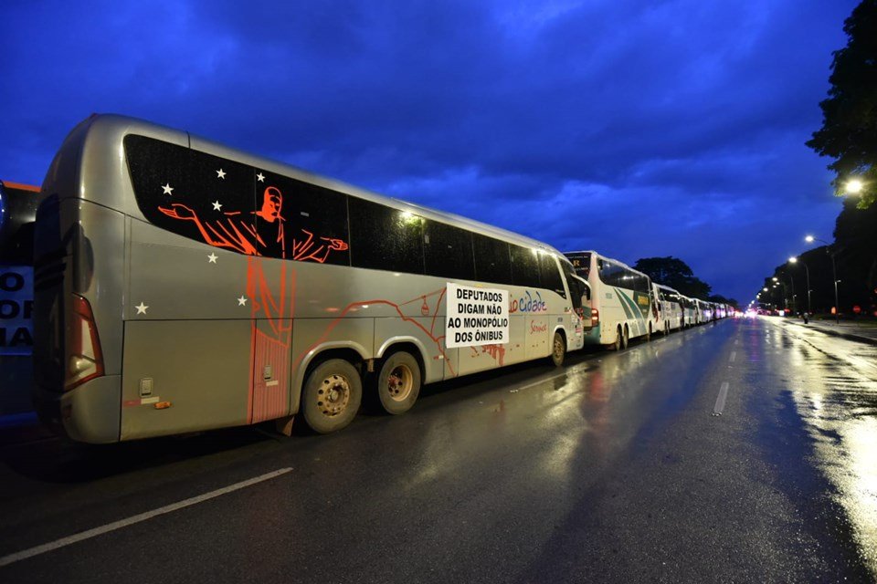 Cerca de 200 ônibus ligados à associação de fretadores tomam a Esplanada dos Ministérios, em Brasília