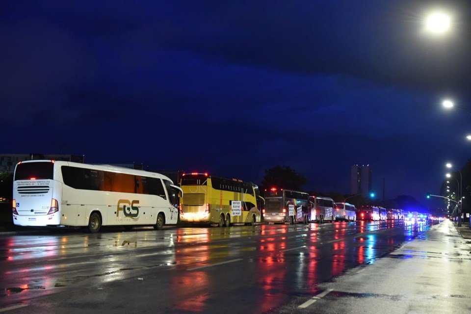 Cerca de 200 ônibus ligados à associação de fretadores tomam a Esplanada dos Ministérios, em Brasília