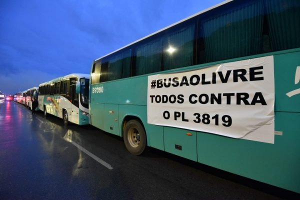 Cerca de 200 ônibus ligados à associação de fretadores tomam a Esplanada dos Ministérios, em Brasília