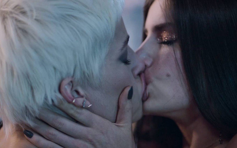 Angel (Camila Queiroz) e Giovanna (Agatha Moreira) em Verdades Secretas 2