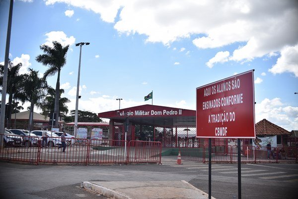 Porta de colégio militar