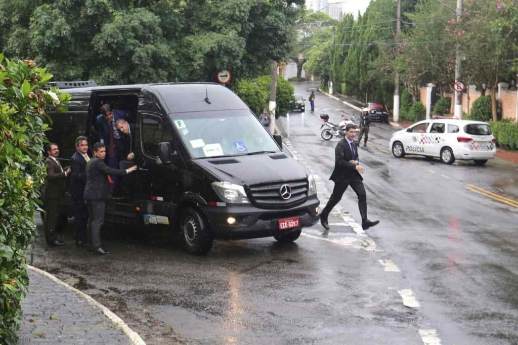 O presidente Jair Bolsonaro (PL), chega com a comitiva presidencial para um almoço com Silvio Santos em sua casa no Morumbi, zona sul de São Paulo, nesta tarde de quarta-feira, 15. Foto: Fábio Vieira/Metrópoles