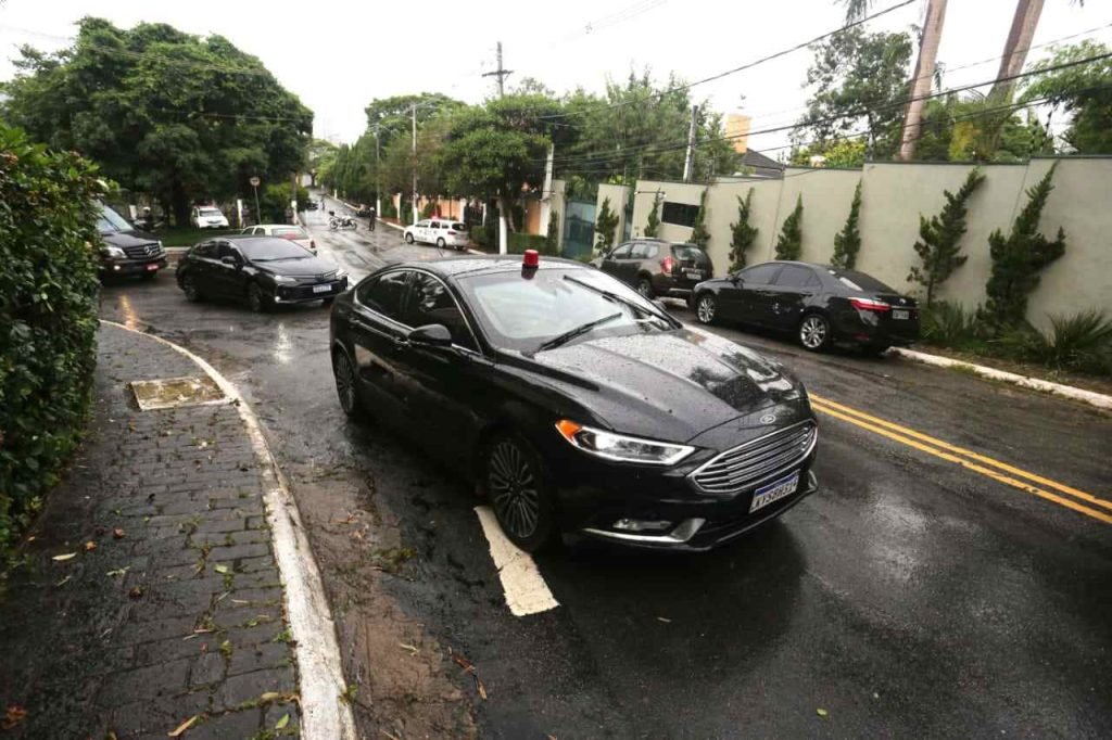 O presidente Jair Bolsonaro (PL), chega com a comitiva presidencial para um almoço com Silvio Santos em sua casa no Morumbi, zona sul de São Paulo, nesta tarde de quarta-feira, 15. Foto: Fábio Vieira/Metrópoles