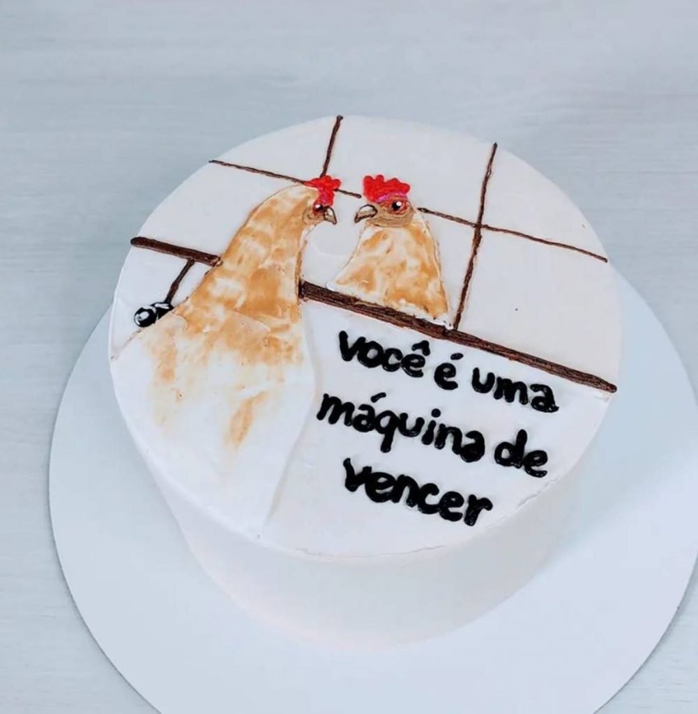 Memes acessíveis - Descrição da imagem: #PraCegoVer Texto diz: Meu bolo de  aniversário. Na foto um bolo redondo decorado com a frase: Te amamos apesar  do seu jeito de ser. Desenho de