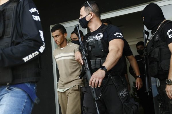 novo Lázaro preso saída delegacia policia civil goias crime feminicidio
