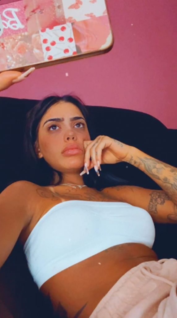 MC Mirella em live no Instagram