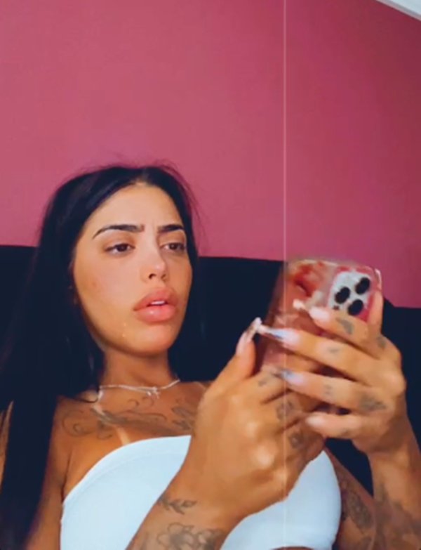 MC Mirella em live no Instagram
