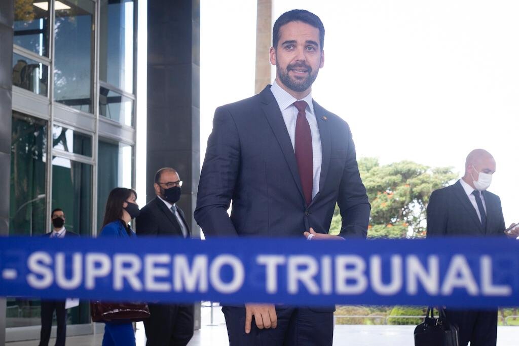 Governador do Rio Grande do Sul, Eduardo Leite, saindo do STF após reunião sobre ICMS com a ministra Rosa Veber.