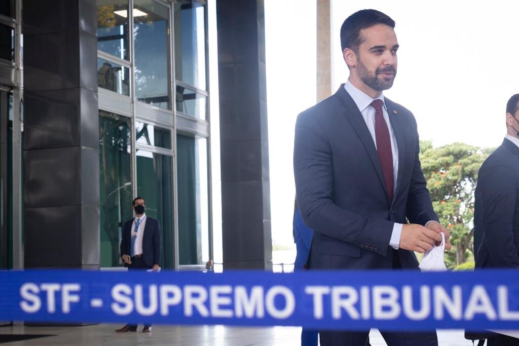 Governador do Rio Grande do Sul, Eduardo Leite, saindo do STF após reunião sobre ICMS com a ministra Rosa Veber.