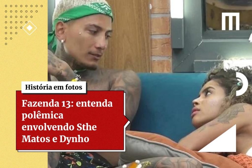 Fotografia colorida. Dynho aparece no canto esquerdo da imagem com uma bandana verde. Ele olha para a Sthe, que está deitada no sofá no canto direito da imagem
