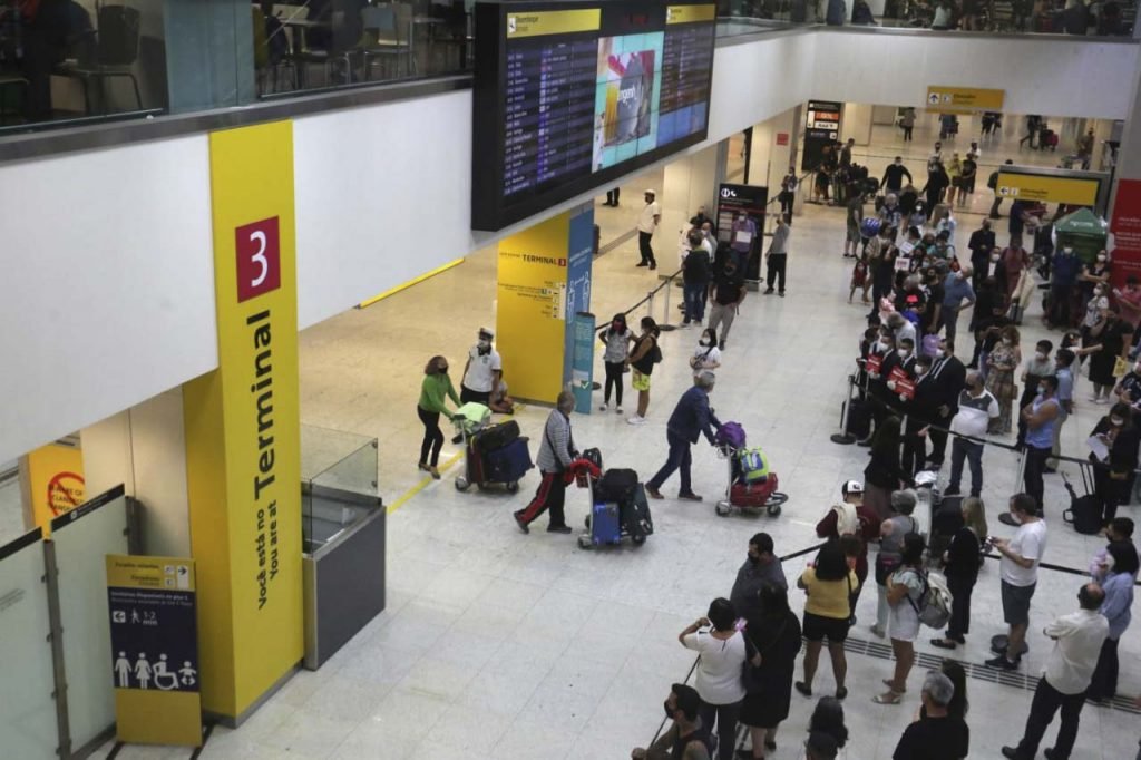 Passageiro é detido por levar celulares roubados, Aeroporto - Área Restrita