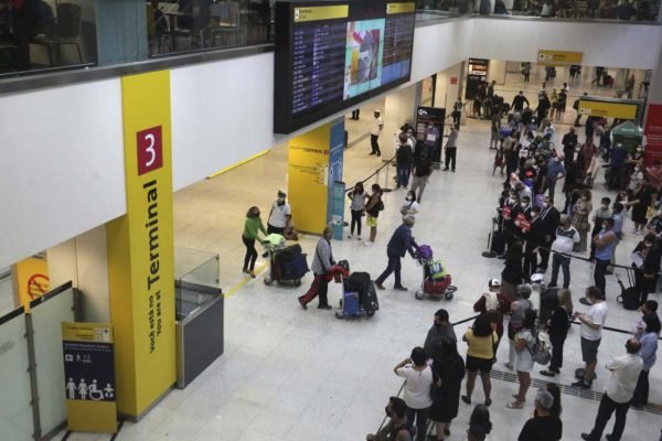 Movimentação de viajantes vindos do exterior no desembarque no Aeroporto Internacional de São Paulo, em Guarulhos