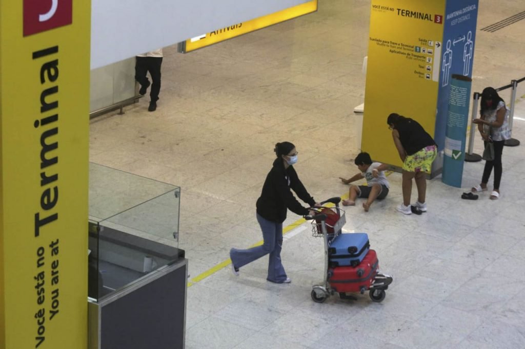 Movimentação de viajantes vindos do exterior no desembarque no Aeroporto Internacional de São Paulo, em Guarulhos