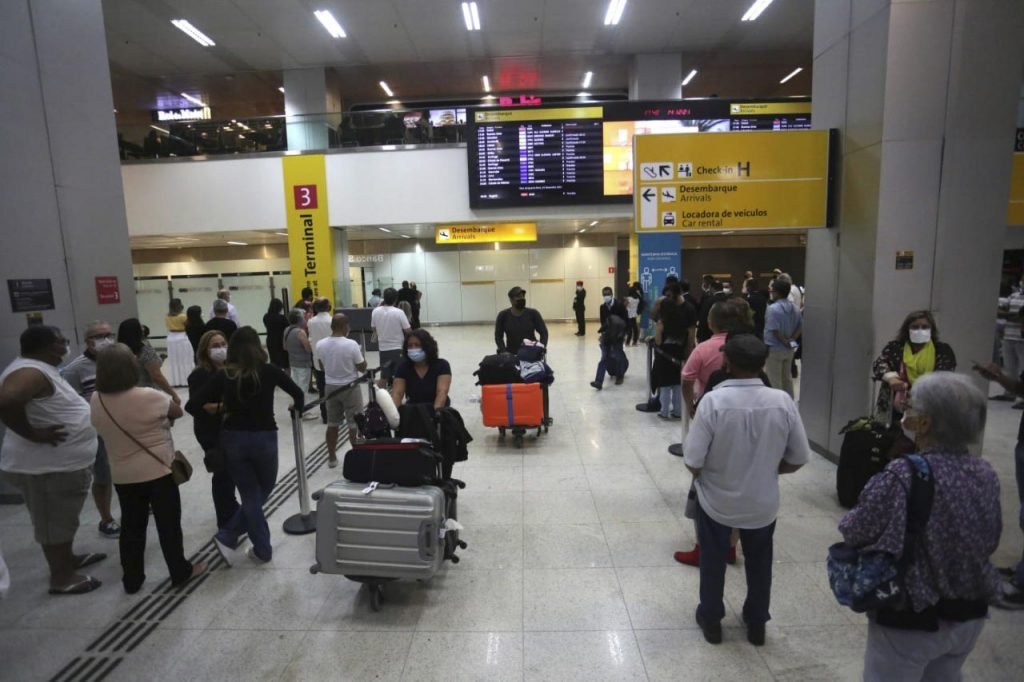 Movimentação de viajantes vindos do exterior no desembarque no Aeroporto Internacional de São Paulo, em Guarulhos 13