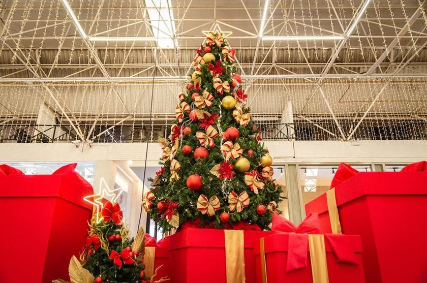 Presentes vermelhos e árvore de Natal