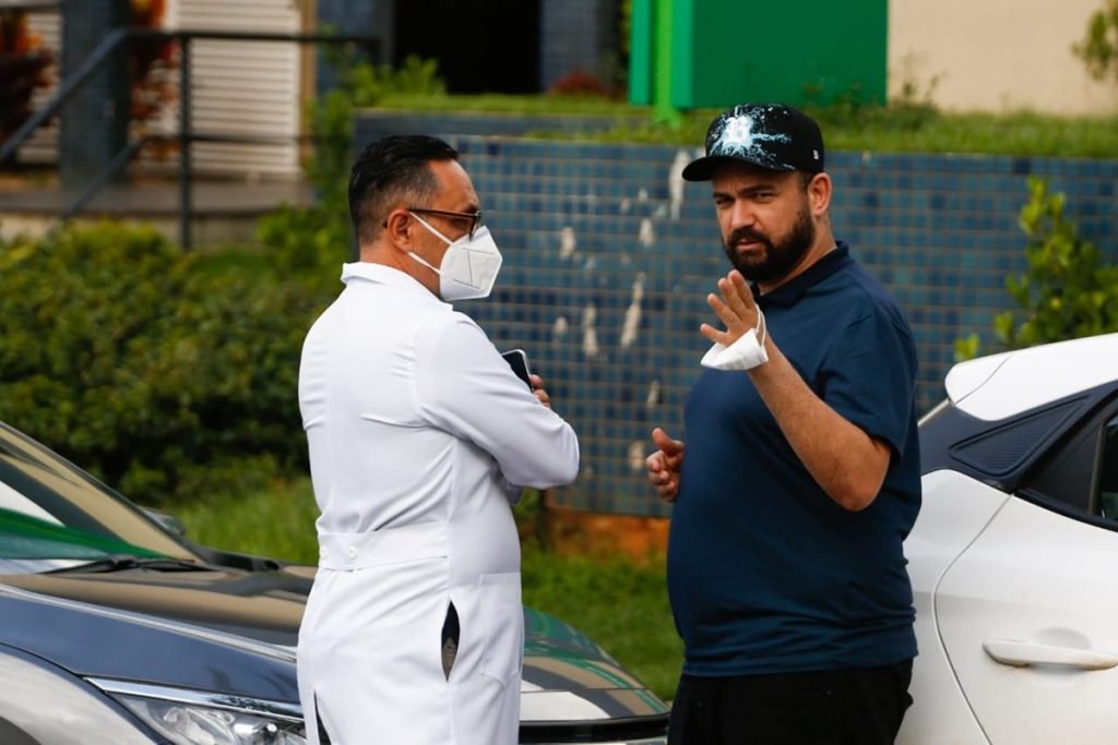 Médico Wandervan Azevedo conversa com produtor do cantor Maurílio, André Abrahão, na porta de hospital em Goiânia