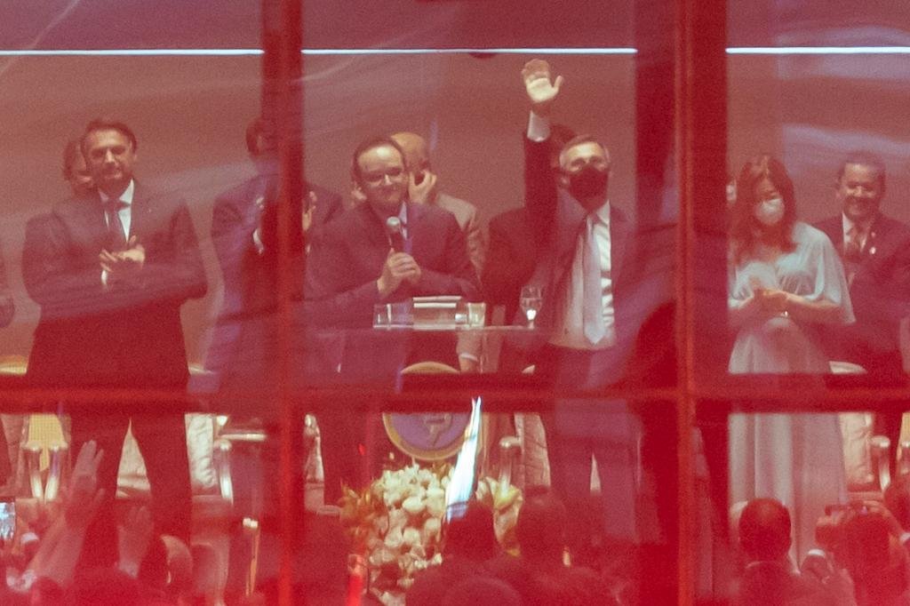 culto de ação de graças, para André Mendonça. Presidente Bolsonaro finaliza a Live para entrar na cerimônia 8