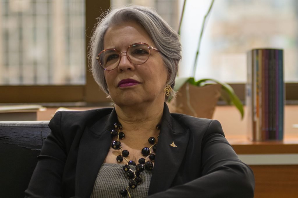Mulher de óculos e cabelos grisalhos