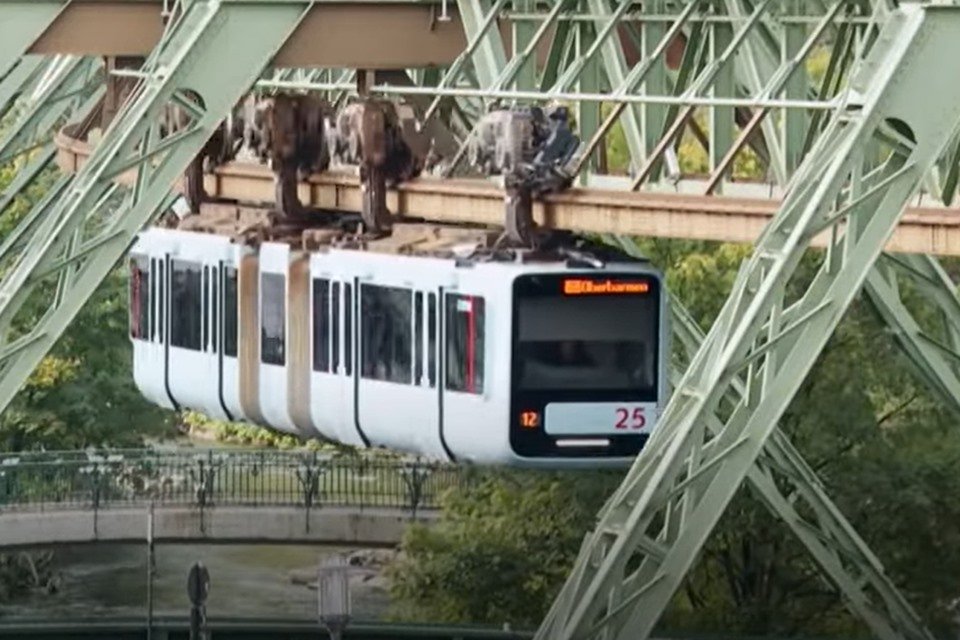 Conheça o trem voador da Alemanha que existe desde 1901. Veja o vídeo