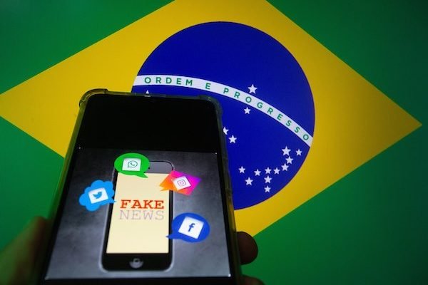 Bolsonaro veta punição para quem divulgar fake news