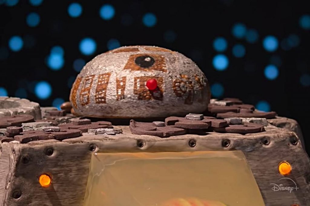 na foto temos uma mesa com detalhes marrons e um objeto arredondado com detalhes marrons em cima