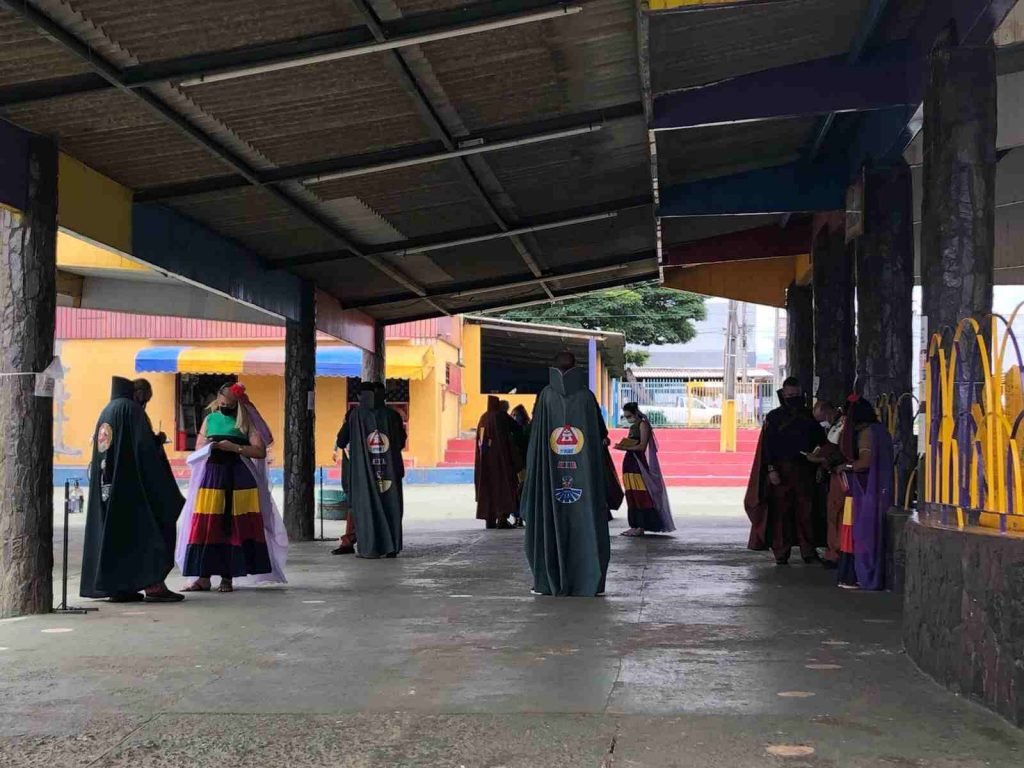 homens e mulheres se preparam