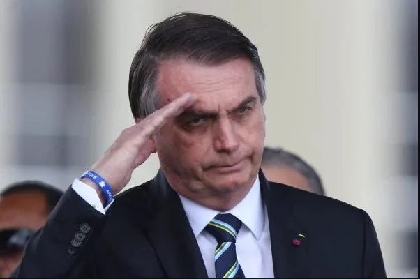homem fazendo continência