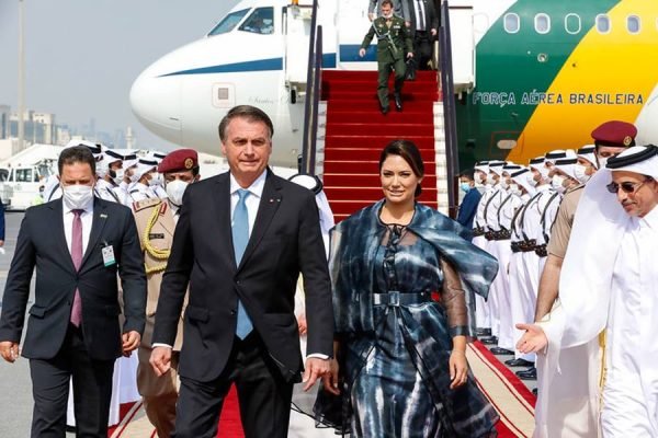 Presidente Jair Bolsonaro (PL) e primeira-dama Michelle Bolsonaro desembarcam no Aeroporto Internacional de Doha, no Catar