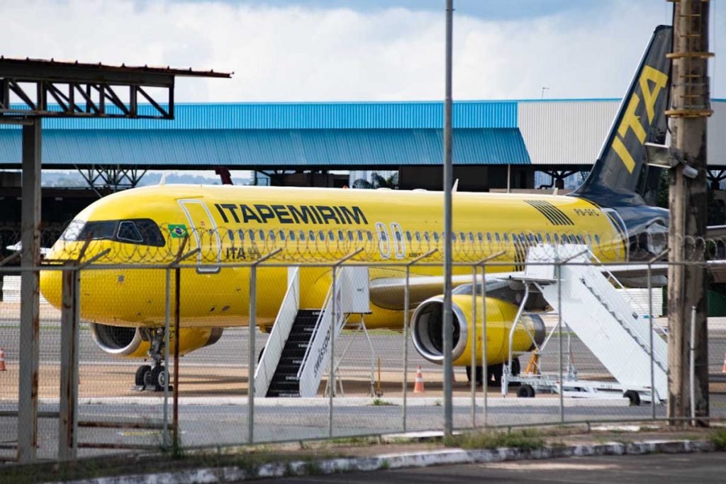 Aeronave da companhia Itapemirim Transportes Aéreos, q anunciou a suspensão temporária de suas operações no Brasil na noite dessa sexta-feira 4