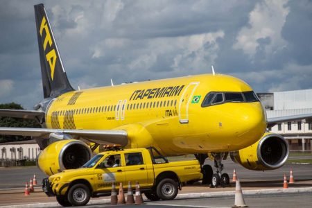 Aeronave da companhia Itapemirim Transportes Aéreos, q anunciou a suspensão temporária de suas operações no Brasil na noite dessa sexta-feira 1