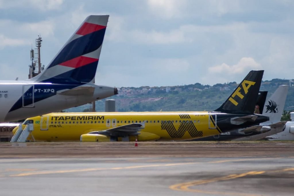 Aeronave da companhia Itapemirim Transportes Aéreos, q anunciou a suspensão temporária de suas operações no Brasil na noite dessa sexta-feira 4