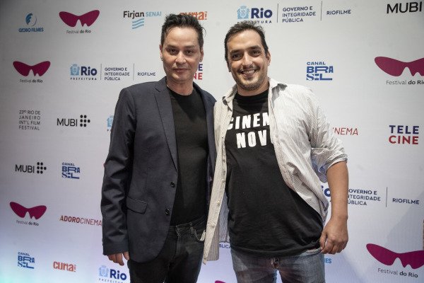 dois homens sorrindo