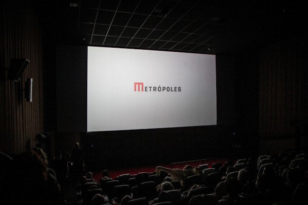 tela de cinema com logo do Metrópoles