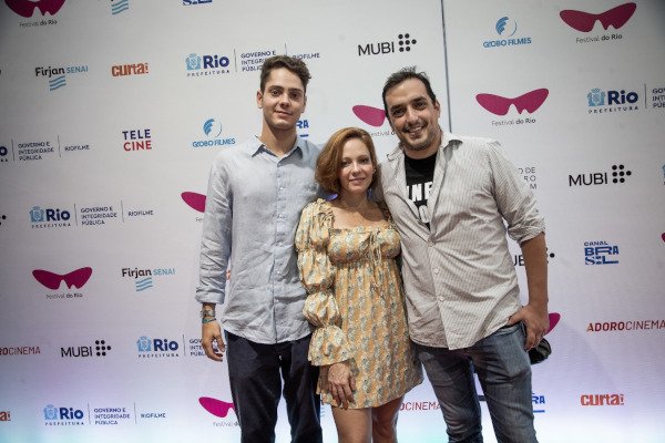 três pessoas sorrindo
