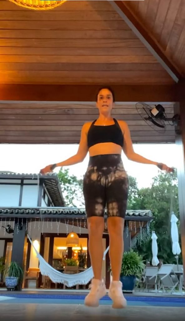 Ivete Sangalo mostrou toda a sua disposição ao publicar um vídeo pulando corda e dançando