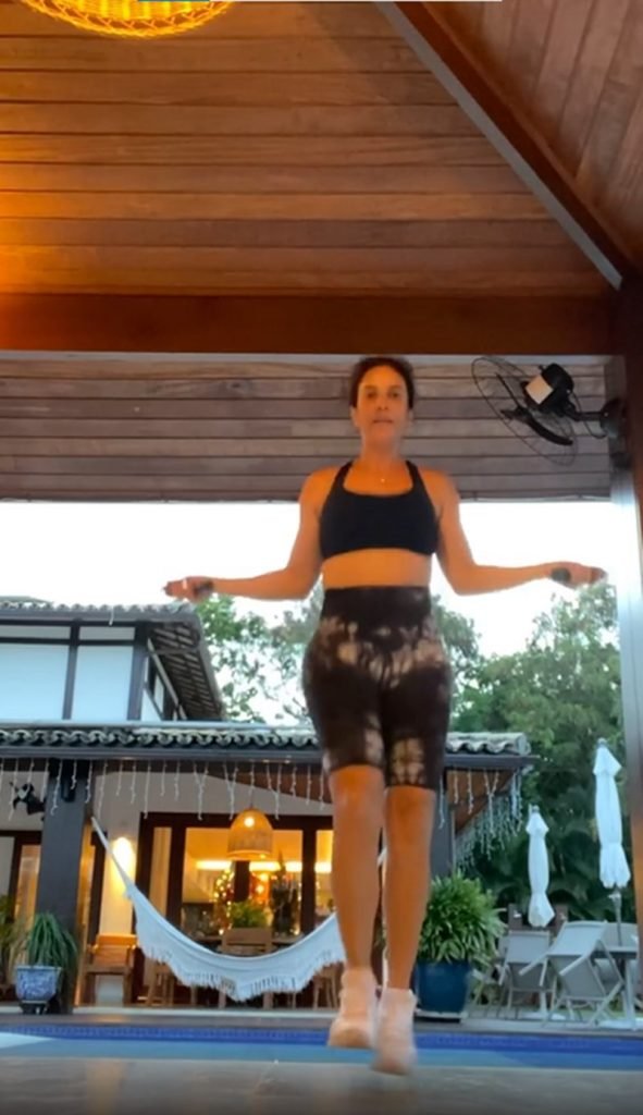 Ivete Sangalo mostrou toda a sua disposição ao publicar um vídeo pulando corda e dançando